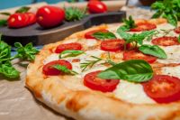 Точно, как в Италии: шеф-повар Иньяцио Росса показывает, как приготовить правильную пиццу в домашней духовке
