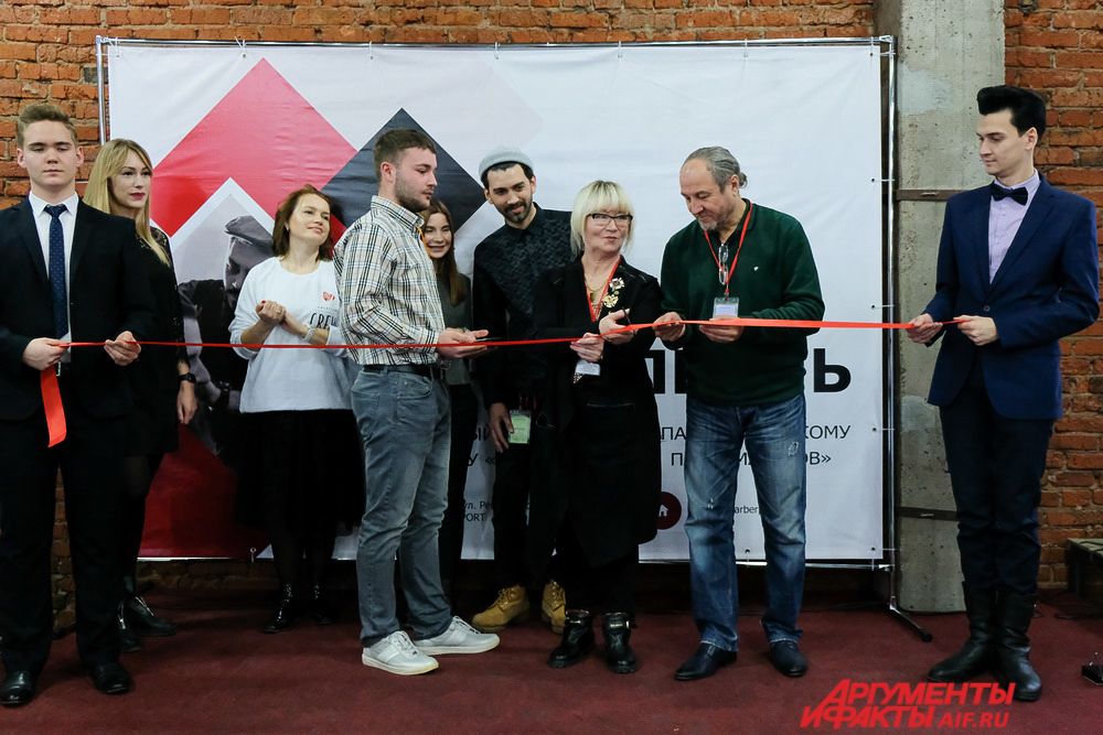 На официальной церемонии открытия судейская команда торжественно разрезала красную ленточку.