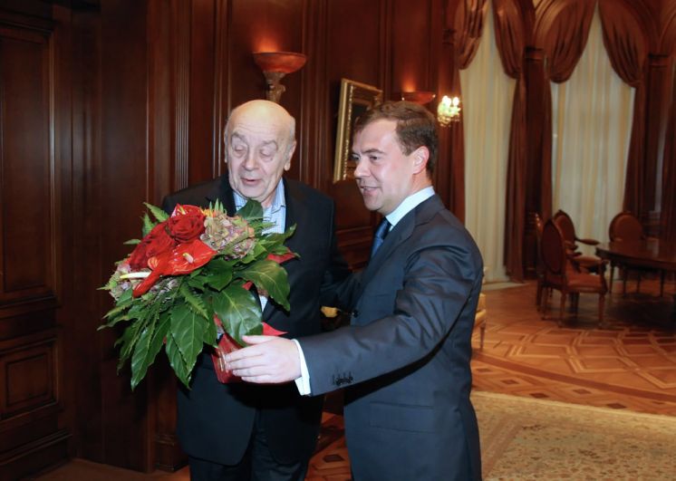 17 декабря 2008 г. Президент России Дмитрий Медведев поздравил с юбилеем актера Московского государственного театра «Ленком» Леонида Броневого во время встречи в подмосковной резиденции «Горки».