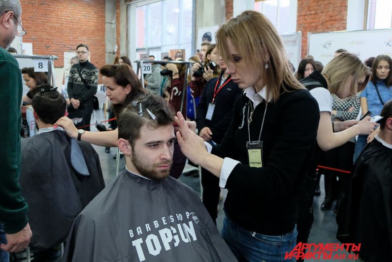 Во время конкурса ведущий мероприятия предложил зрителям стать моделями парикмахеров.