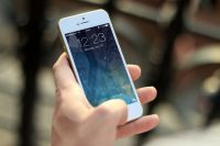 В Топках подросток украл у 8-летнего школьника мобильный телефон.