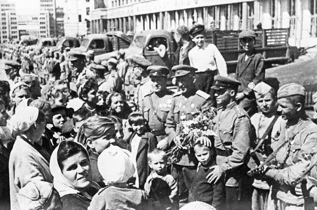 Солдаты Красной армии беседуют с жителями освобождённого Харькова.