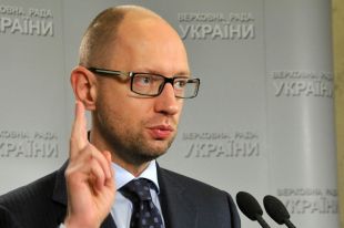Яценюк: В Крыму в марте 2014 года военным было разрешено стрелять