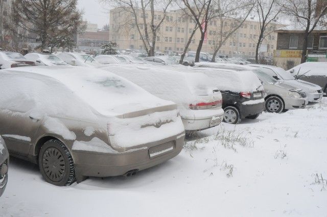 Омск в понедельник, 11 декабря, засыпало снегом.