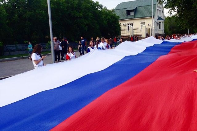 Ямальцев поздравили с Днём Конституции России