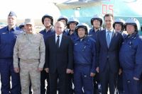 Сергей Шойгу, Владимир Путин и Башар Асад с российскими военнослужащими на авиабазе Хмеймим в Сирии.