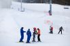 На горнолыжных склонах "Бобрового лога" сейчас занимаются юные спортсмены.