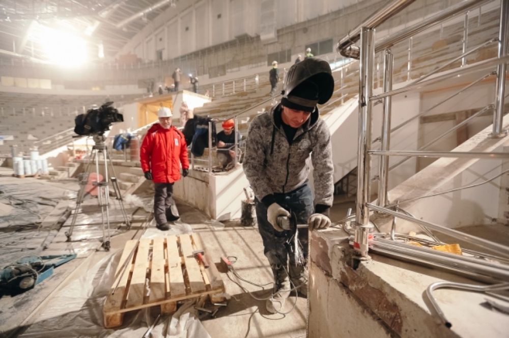 Рабочие трудятся на стройке круглосуточно. Каждый день в строительстве комплекса задействованы 600 человек.