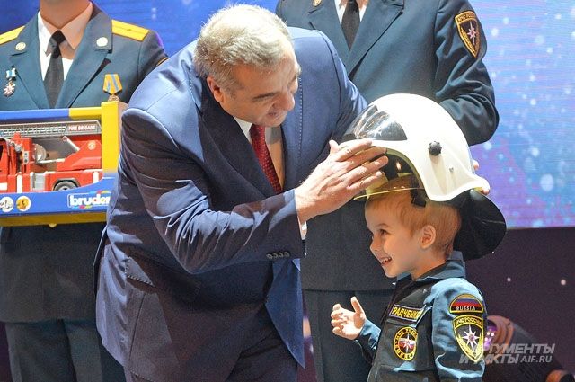 Пятилетний Елисей получил от министра каску пожарного.