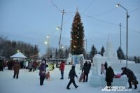 В парке имени 30-летия ВЛКСМ идёт подготовка к новогодним праздникам.