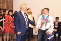 Александр Жуков вручил подарки и благодарственные письма спортсменам.