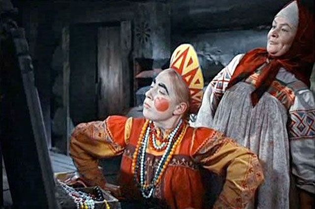 На Руси румянами выступала свёкла. Кадр из фильма "Морозко" 1965 года.
