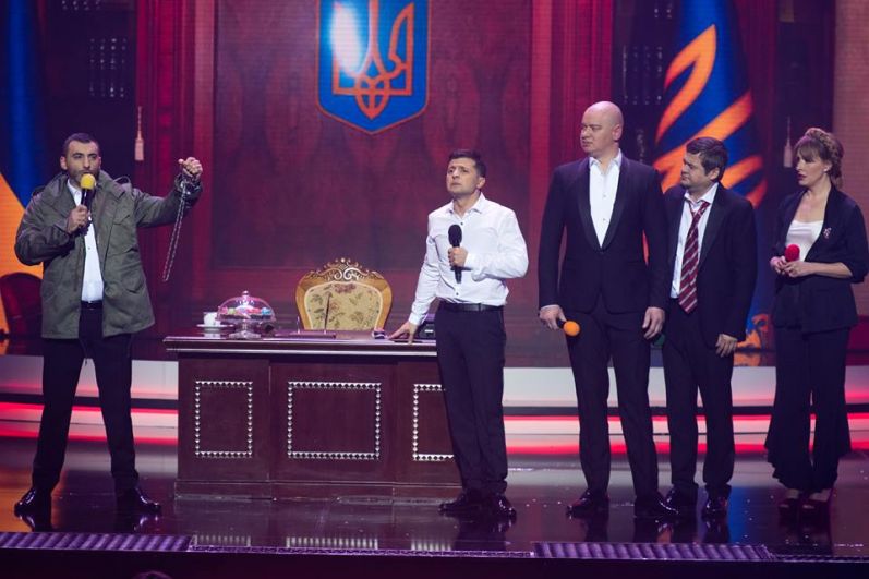 Особый ажиотаж среди зрителей вызвало выступление вокально-инструментального ансамбля «Трио Квартет», в котором «квартальцы» исполнили композицию «Ніч яка місячна».