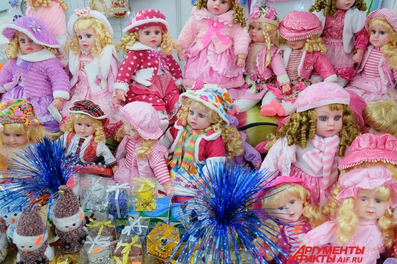 На выставке можно увидеть новогодние сувениры, начиная от игрушек и заканчивая одеждой и праздничной едой.