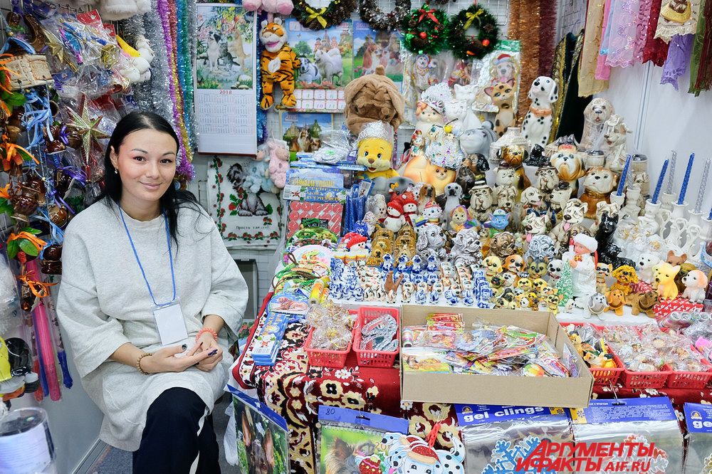 Каждая праздничная лавочка украшена по-новогоднему.