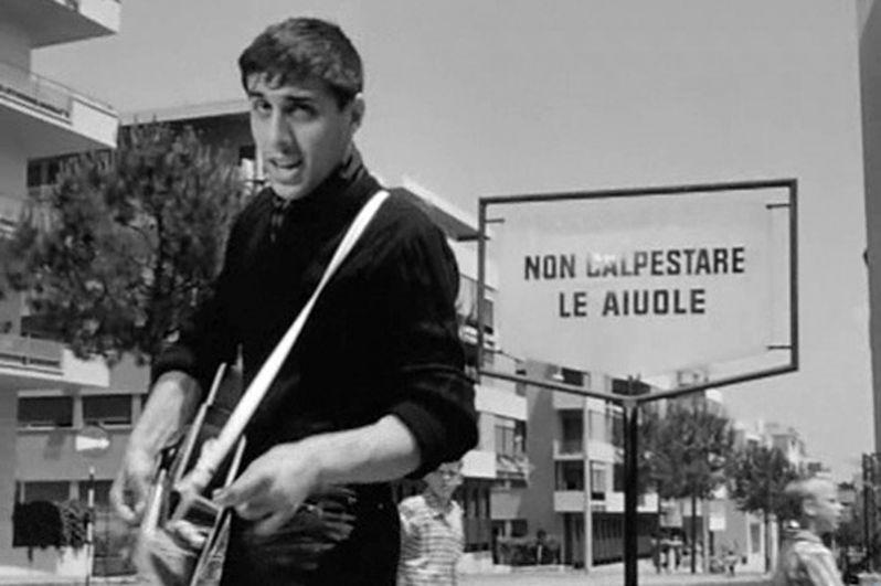 Первой работой Челентано в кино стало участие в фильме Лучио Фульчи «Ребята и музыкальный автомат» (1959, на фото), затем он снялся в эпизодической роли рок-певца в картине Федерико Феллини «Сладкая жизнь» (1960). 