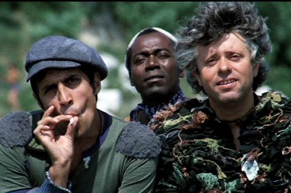 В 1975 году вышел фильм «Поторопись, пока не вернулась жена» («Юппи-ду»), где Челентано выступил как режиссёр, композитор, сценарист и исполнитель главной роли. В этом фильме ему удалось снять практически всю свою семью — жену Клаудию и троих детей: Джакомо, Розиту и Розалинду.