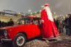 16 декабря гостей праздника поприветствовал Дед Мороз. Он заехал на набережную в красных «Жигулях» и с помощью детворы помог зажечь елку. 