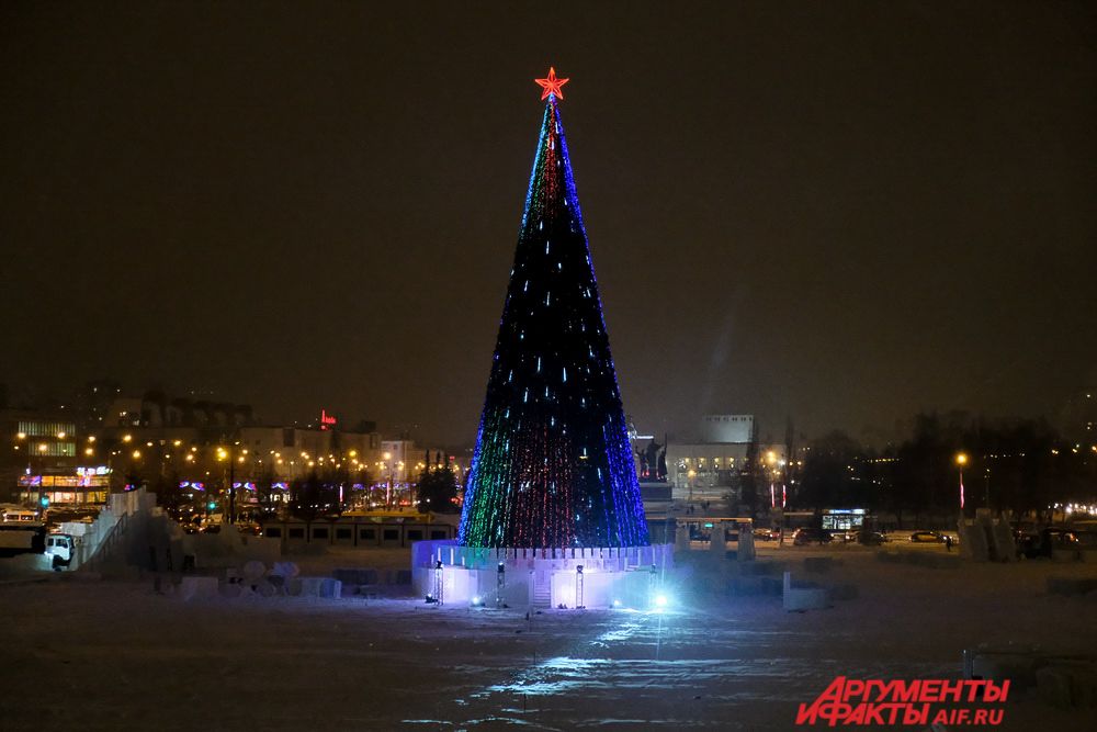 На эспланаде зажглись огни на главном символе Нового года – городской ёлке.