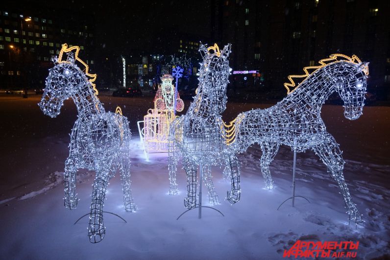 Площадь перед Центральным рынком украсила фигура Деда Мороза, управляющего лошадьми в упряжке. Световая композиция называется «Тройка».