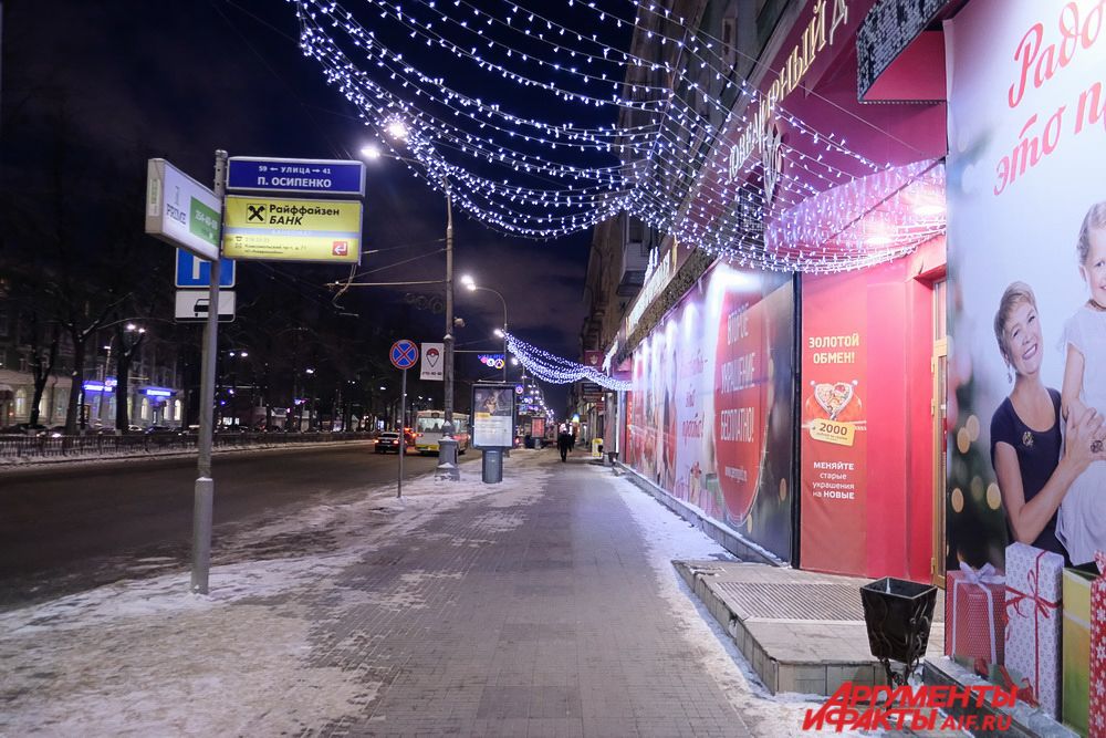 К Новому году празднично украшены территории и фасады предприятий, торговых центров, кафе и магазинов.