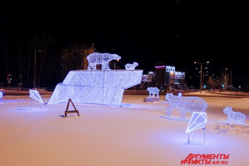 Светодиодная композиция «Медведи на льдине» в виде шести белых медведей установлена на развязке улиц Макаренко, Уинской и Тургенева.