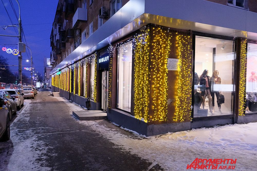 В новогоднем оформлении улиц города используют современные световые технологии и оборудование.
