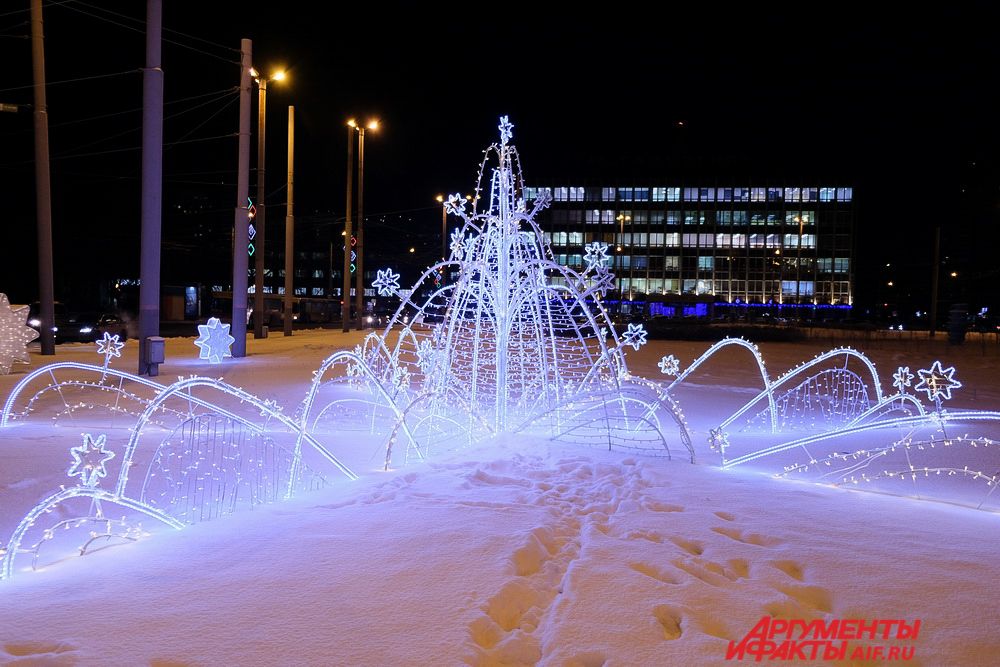На площади Карла Маркса засиял звёздный световой фонтан.