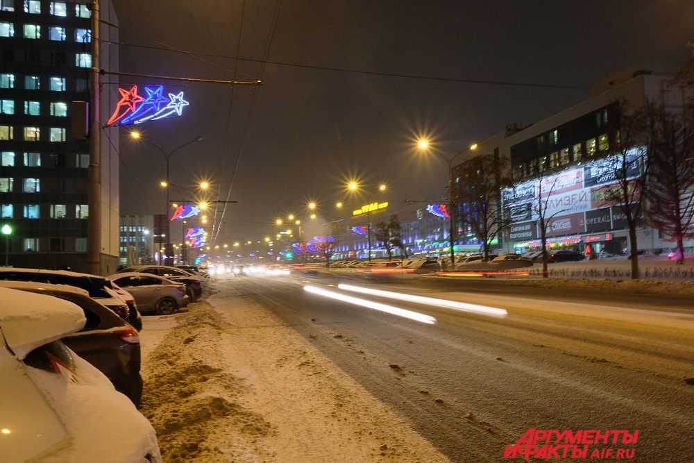 На улице Ленина сияют красные, синие и белые звёзды.