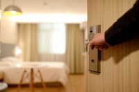 В Омске низкие цены на проживание в отелях и гостиницах. 