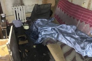 Опасный сосед: в Киеве мужчина развел костер в квартире