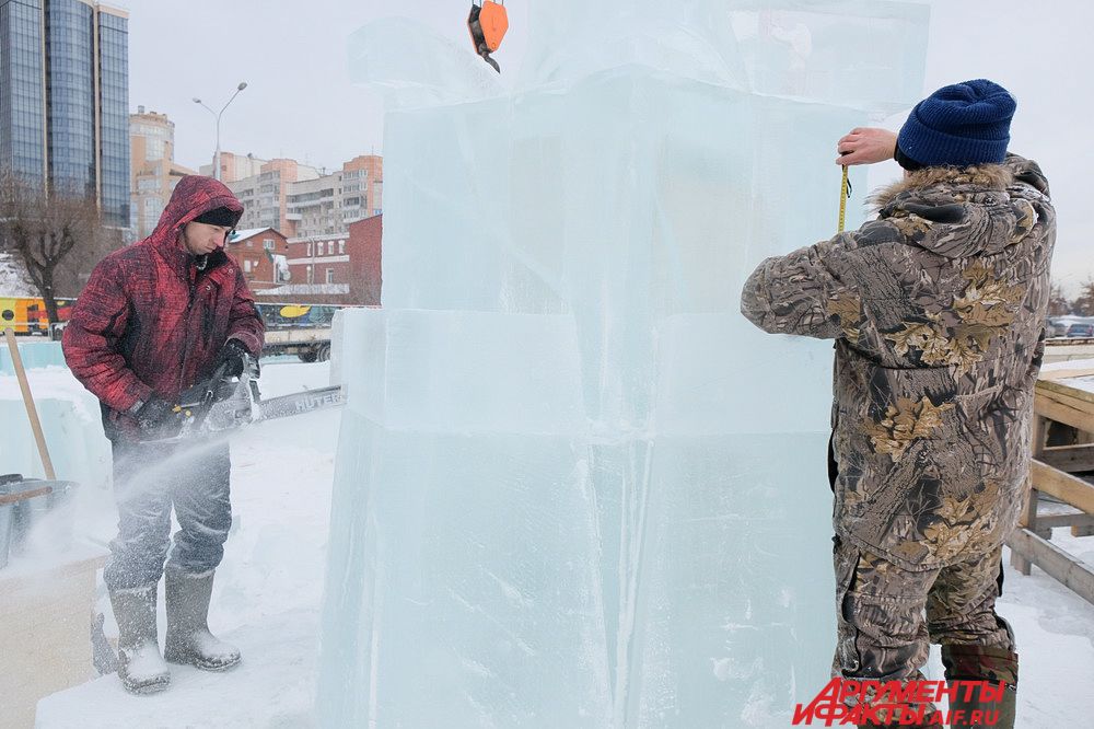 Сейчас в городке строители обшивают фигуры льдом.