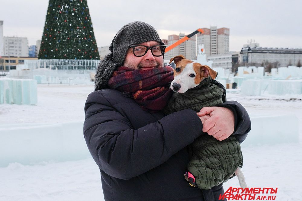 «Это моя фантазия на тему архитектуры спортивных сооружений и на тему спортивных логотипов. Я придумал единый стиль для всего городка, работа над проектом заняла четыре месяца», - рассказал автор проекта ледового комплекса театральный художник, дизайнер, скульптор Всеволод Аверкиев.