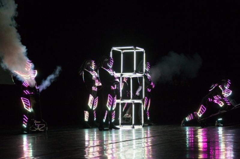 Артисты светового шоу «Джокерс» «зажгли» публику танцем в ярких диодных костюмах. 