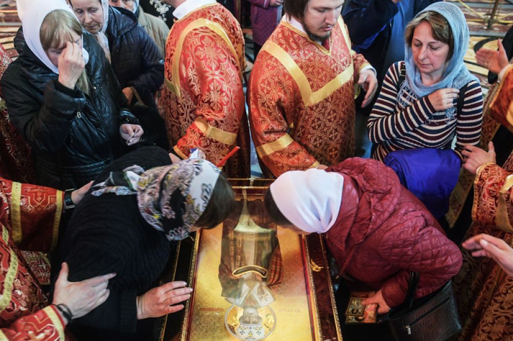 Верующие поклоняются ковчегу с мощами святителя Николая Чудотворца в храме Христа Спасителя в Москве. 22 мая 2017 года.