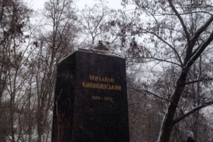 В Чернигове с могилы Михаила Коцюбинского похитили бронзовый бюст