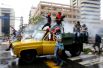 Демонстранты на грузовике во время митинга против президента Венесуэлы Николаса Мадуро в Каракасе. Причиной массовых выступлений стали решения Верховного суда, касающиеся расширения полномочий главы государства. 29 июня 2017 года. 
