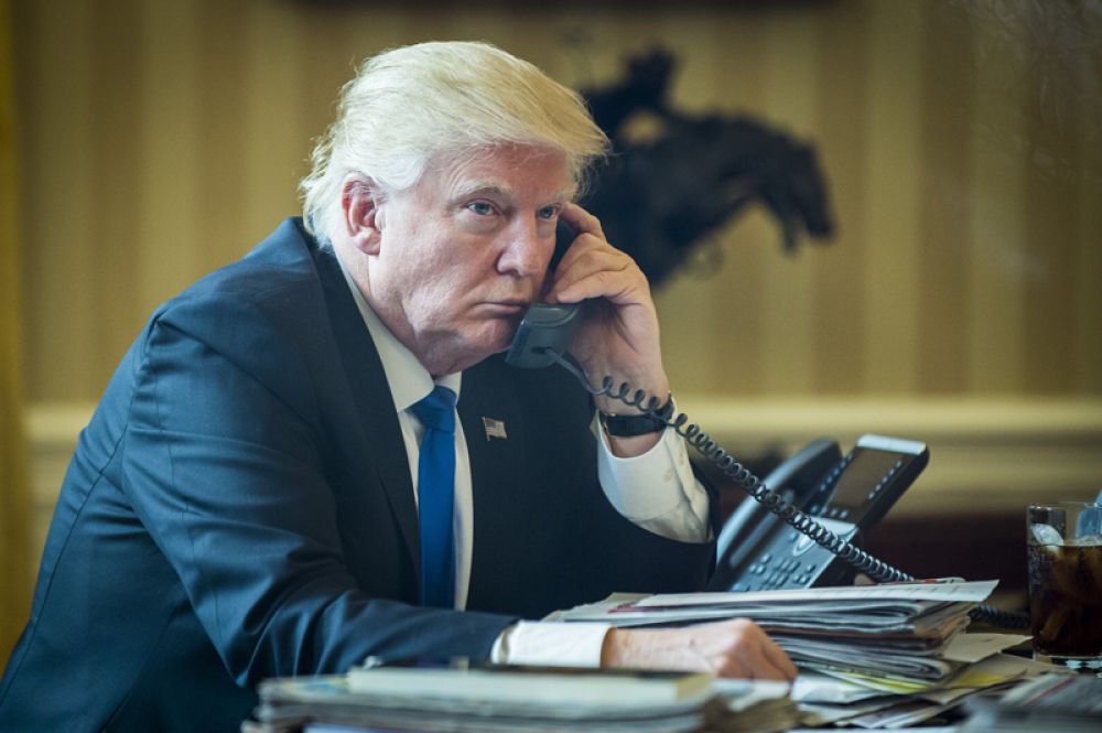 Президент США Дональд Трамп беседует с Президентом России Владимиром Путиным по телефону в Овальном кабинете Белого Дома, Вашингтон. 28 января 2017 года.