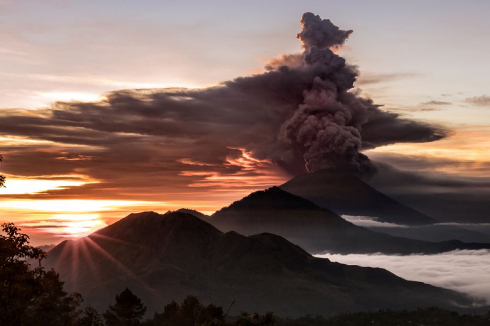 Извержение вулкана Агунг на Бали. 27 ноября 2017 года.