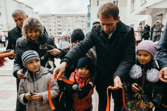 34 семьи получили ключи от новых квартир в Шимановске. Их вручил губернатор Амурской области Александр Козлов.
