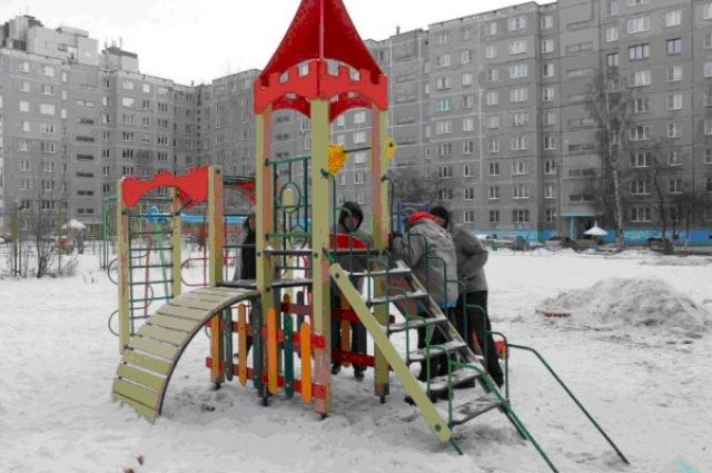Активисты осмотрели детские площадки, установленные пару месяцев назад.