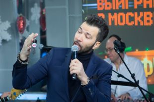 Денис Клявер продемонстрировал ключи от квартиры победителя игры.