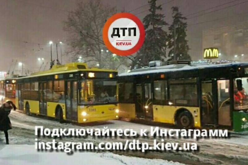 Кроме того, на Соломенской площади сломался троллейбус №22, который привел к пробке троллейбусов и задержке рейсов.