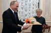 Чтобы поздравить народную артистку СССР, актрису Алису Фрейндлих с юбилеем Владимир Путин лично посетил театр имени Товстоногова и преподнес ей соломенную шляпку.