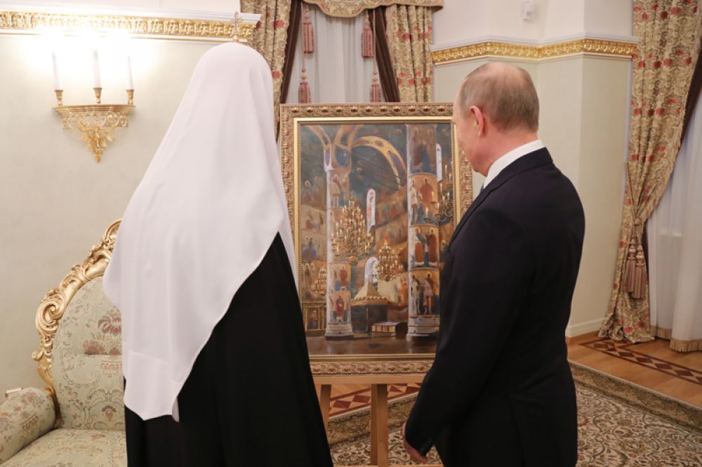 А патриарху Московскому и всея Руси Кириллу в честь его дня рождения президент подарил картину «Успенский собор Кремля», которую написал художник Владимира Лаповок.