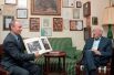 В день 90-летия известного писателя Сергея Михалкова Путин нанес ему визит и подарил альбом с фотографиями юбиляра в молодости.