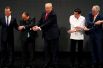 Традиционное рукопожатие на саммите АСЕАН. Дональд Трамп не сразу понял, что от него требуется, а Дмитрий Медведев не стал скрещивать руки во время фотографирования. 12 ноября 2017 года.