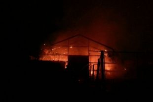 Под Киевом у военного аэродрома горит бывшая нефтебаза