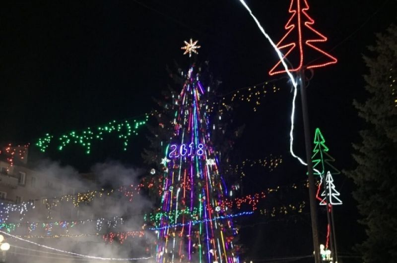 В Ровно елку открыли на центральной площади у городского совета. Вместе с елкой открылись также новогодний городок и ярмарка.
