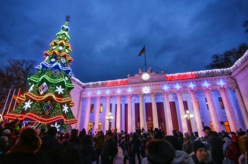 В Одессе елку открывал Святой Николай Чудотворец, а украшали символ Нового года почти 2 недели. Кстати, многие отмечают, что одесская елка - самая колоритная среди всех в Украине. А в рождественском городе выставили на обозрение 18-метровую вкусную инсталляцию - улочки Одессы, сделанные из пряников.